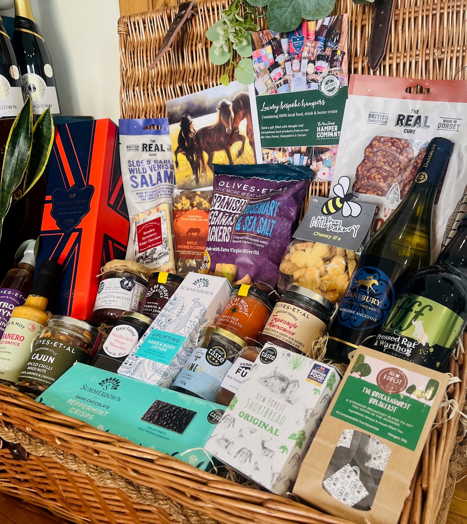 New Forest Hamper Company Deluxe Hamper in Traditional Lidded Double Steamed Willow Basket with Leather Straps