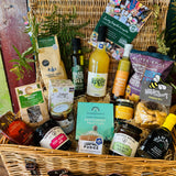 The Local Pantry Hamper, an alcohol-free and vegetarian New Forest gift hamper showing Fordingbridge Fudge, From Dorset With Love Very Berry jam and Fig & Olive chutney, Isle of Wight oak-smoked tomato balsamic and Little Bee Bakery Cheesy B's