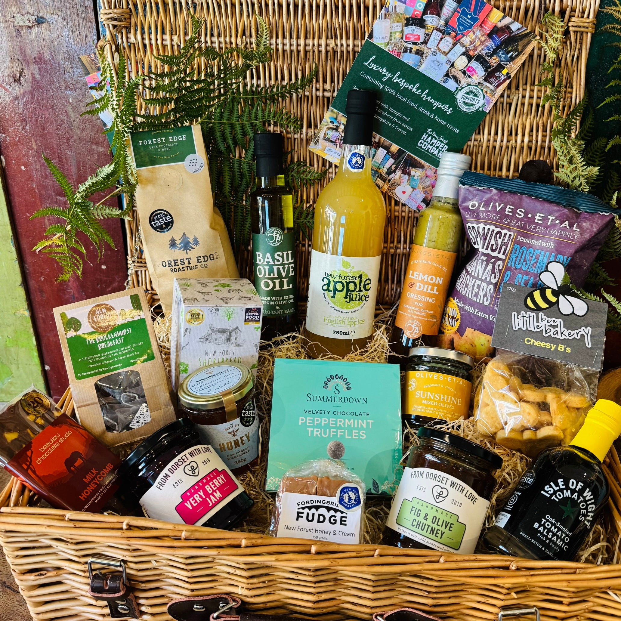 The Local Pantry Hamper, an alcohol-free and vegetarian New Forest gift hamper showing Fordingbridge Fudge, From Dorset With Love Very Berry jam and Fig & Olive chutney, Isle of Wight oak-smoked tomato balsamic and Little Bee Bakery Cheesy B's